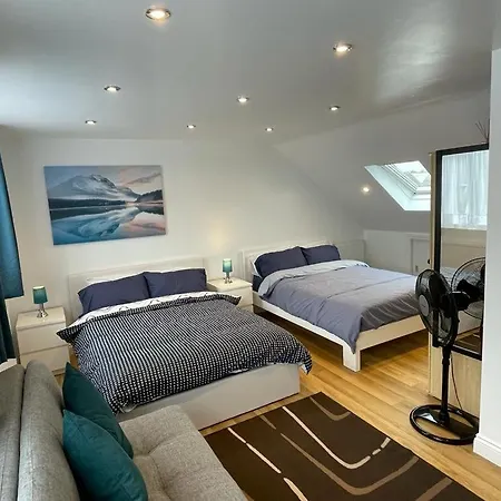 Luxurious & Spacious Apartment With Parking Close To London